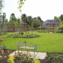 Large Traditional Garden Large Traditional Garden