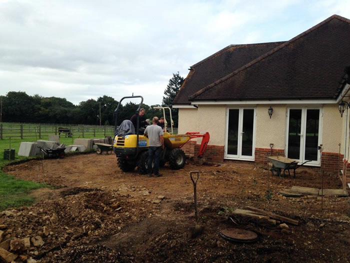 Next, we start excavating the ground, using a digger and, in sensitive areas (near drains for example), by hand, using spades. 