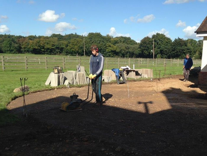 It is important at this stage in the job to use the right sub-base for the type of soil you are building on to ensure longevity of the patio. A whacker plate and a vibrating roller for the larger areas are used to compact the type 1 MOT scalpings sub-base to ensure an even and free draining surface to lay the paving slabs on. 