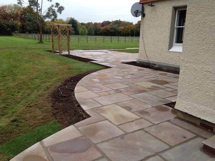 A theme running through Alison’s design is curved lines cut along the edges of the patio. This photo illustrates how effective this can look especially as when it is used in this instance to curve the paving around the side of the house.