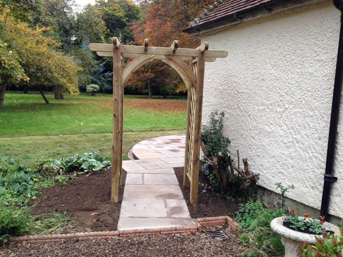 Here is another photo which shows how the theme of arches and curved lines in the patio continue throughout the design, this time in a side access to the back garden.